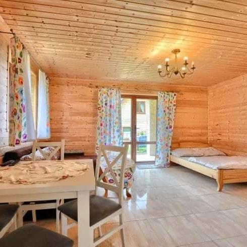 Domki Caloroczne Domkowstwo Bobrka 部屋 写真